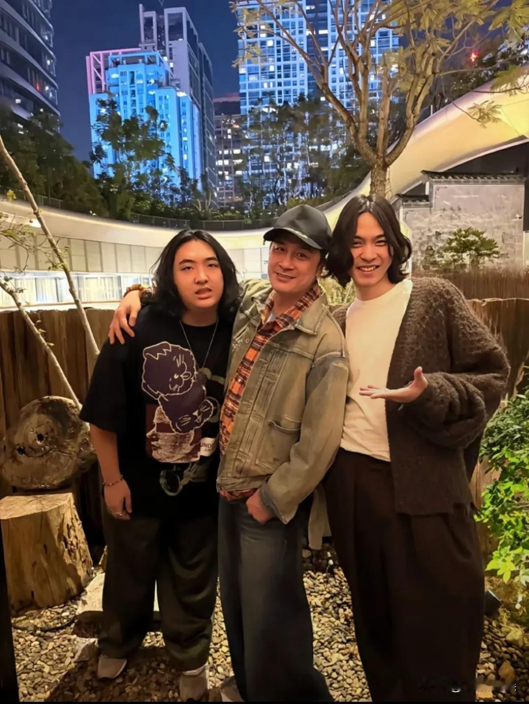 节日，吴镇宇陪儿子费曼过节。
六十出头的吴镇宇，戴着棒球帽，穿着牛仔服，身材高瘦