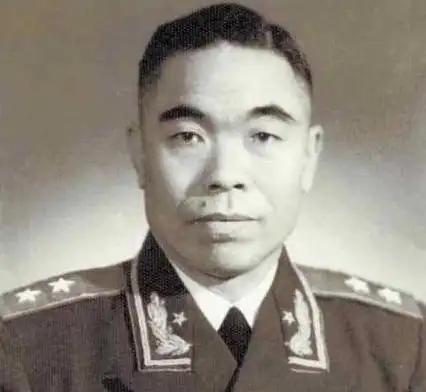 开国中将曾泽生骑车去买菜被小贩问当过兵没，他蹲在菜摊前低头挑菜说当过步兵，小贩忍