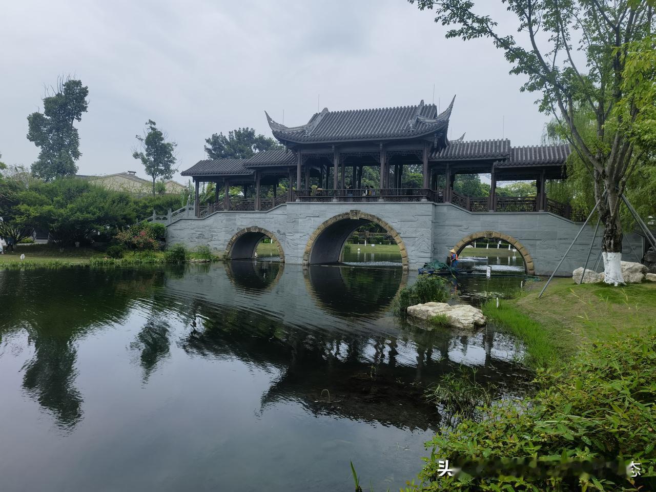 石桥与水的倒影，那对称之美简直绝了！

       在穿山公园，午后斜阳下，石