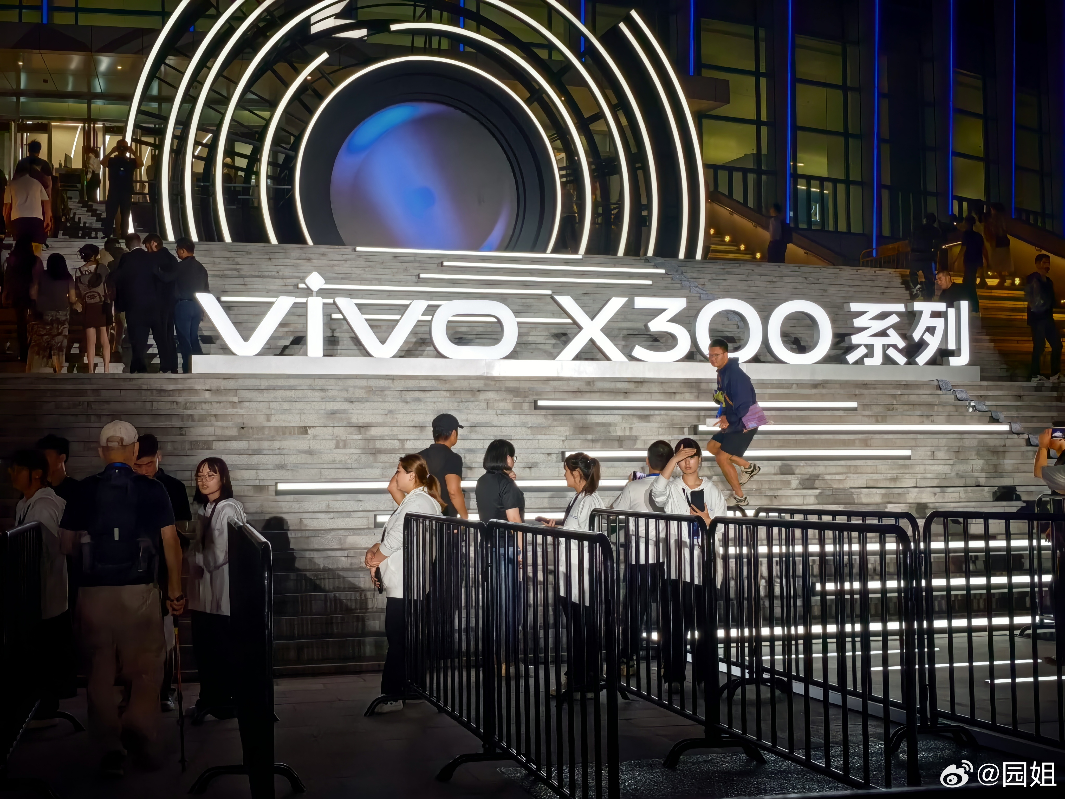 到了vivo X300发布会现场，现场布景好美呀[哈哈]一会儿出来一定要打卡拍照