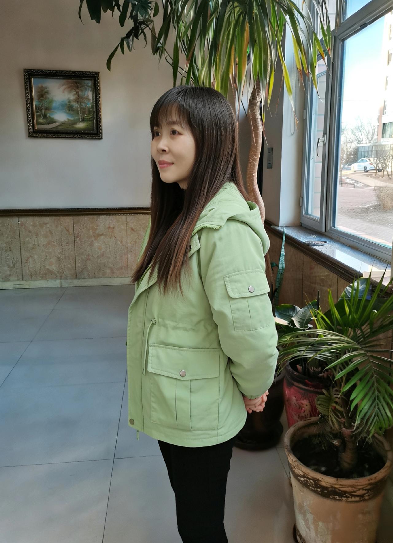 浅绿衣衫称体轻，晴光满院照娉婷。
拈花时露纤纤指，倚槛频回脉脉睛。
晓汲清泉浇翠