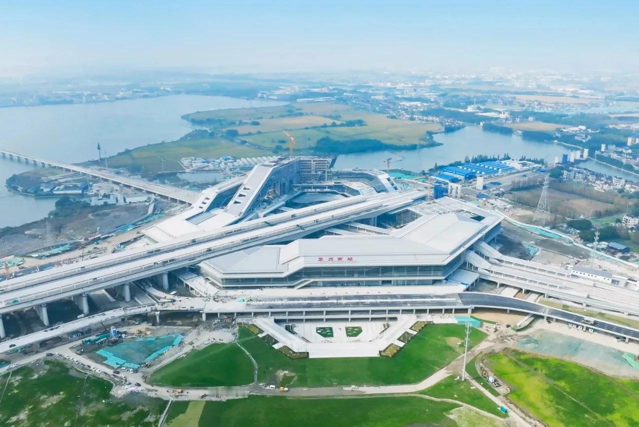 作为连接上海、苏州、湖州等城市的重要铁路通道，沪苏湖高铁即将开始试运行！
沪苏湖