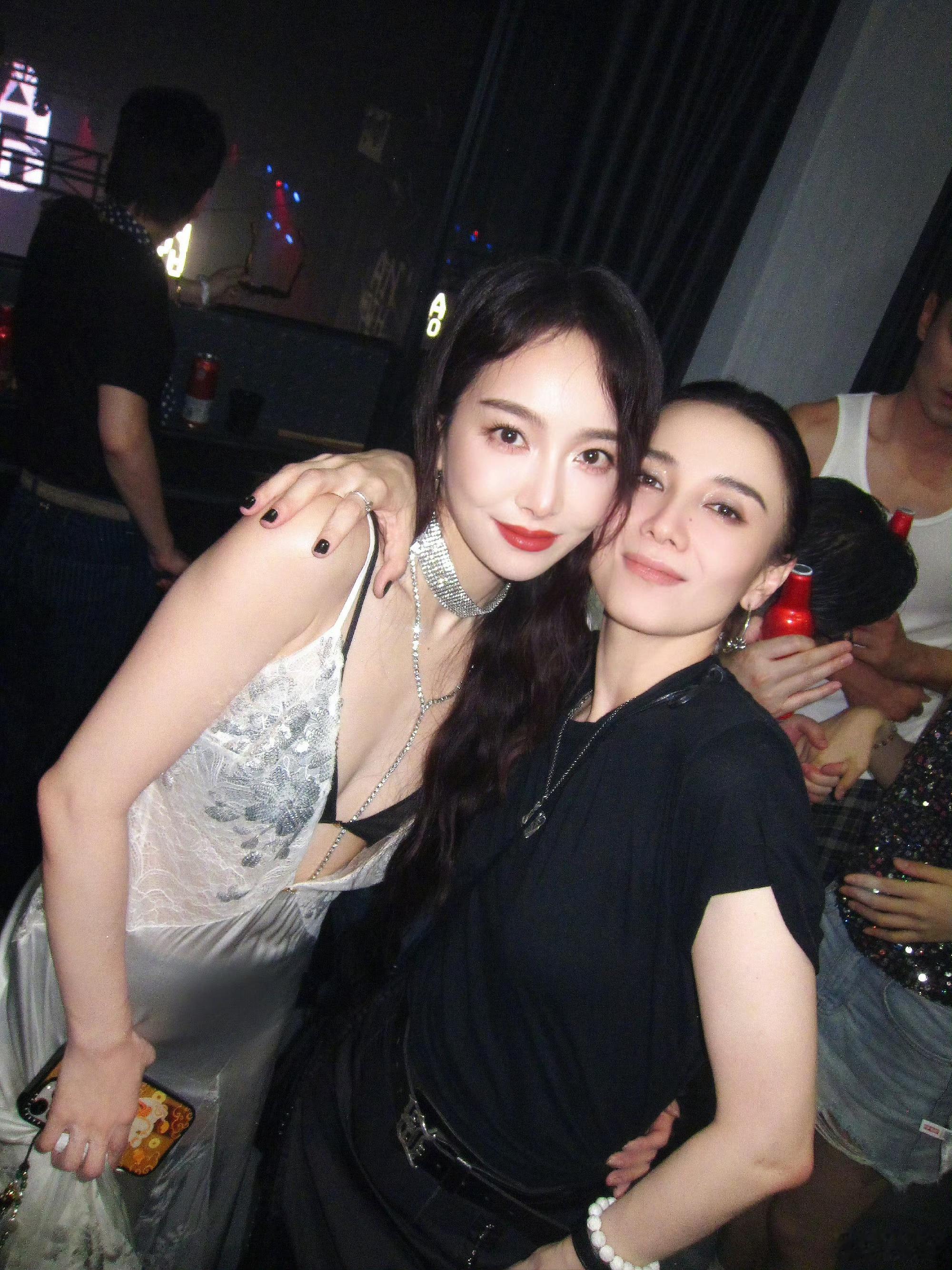 宋佳都是鲜活热烈可爱有趣的人儿宋佳晒活动合照宋佳晒活动合照，美美，[鼓掌] ​​
