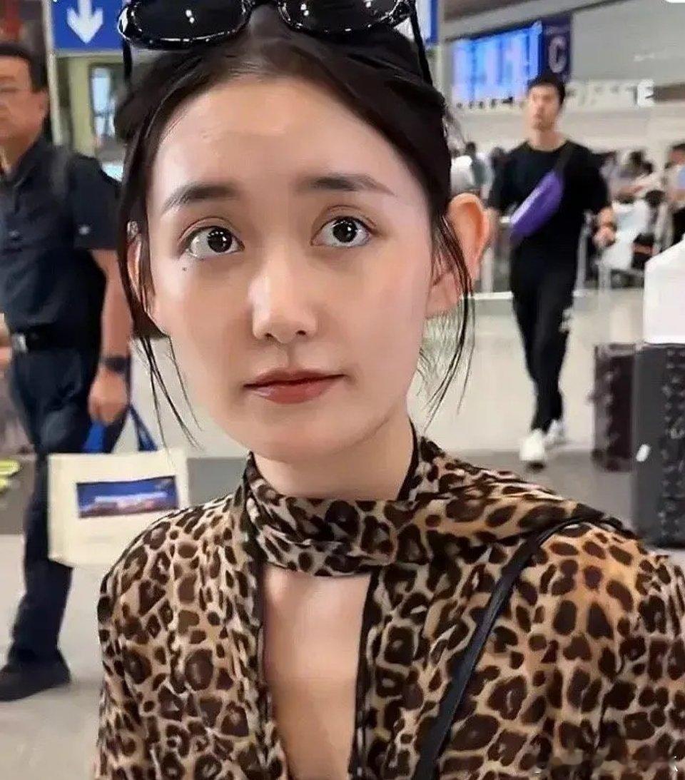 我记得女明星的花钱一直好长的，怎么蒋依依年纪轻轻就这样了 ​​​