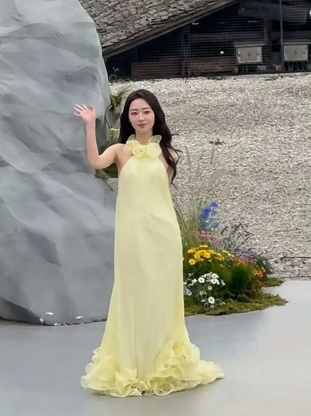 邓恩熙红毯状态怎么样，感觉这比例是真的不太行