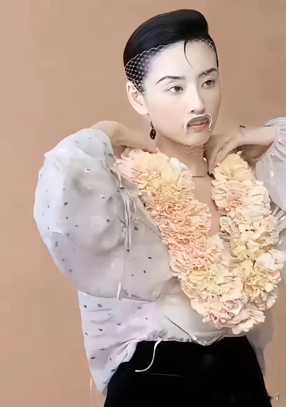 董洁这样子也太遮不住美丽了，虽然造型奇特，但是董洁真的挺漂亮，尤其眼睛，这娱乐圈
