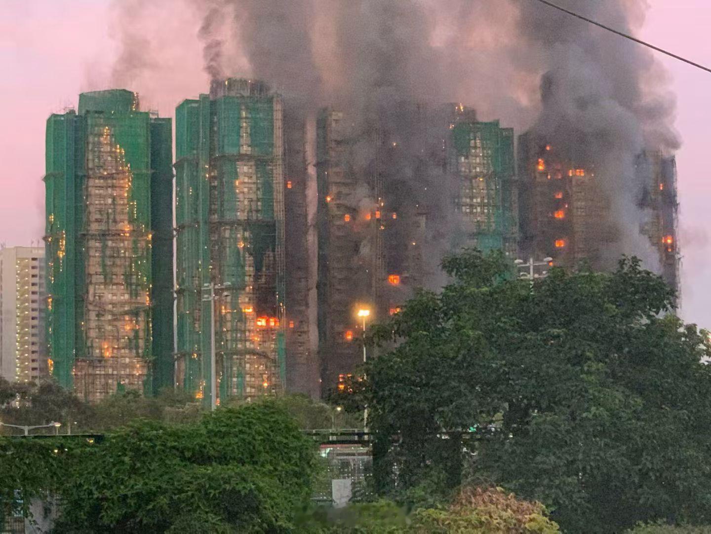 香港火灾，这几栋楼是外墙翻新，搭了竹手脚架，外墙有保护网、防水帆布、塑料布，这些