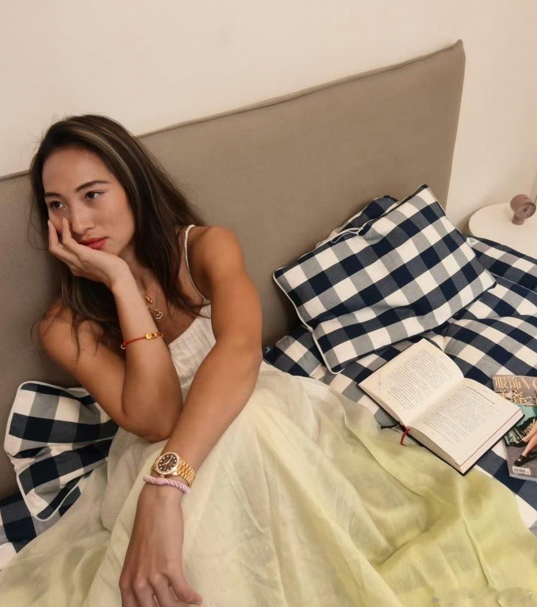 郑钦文分享12月生活碎片，并祝大家圣诞快乐吃好喝好，陪家人，看书充电。这个养伤的