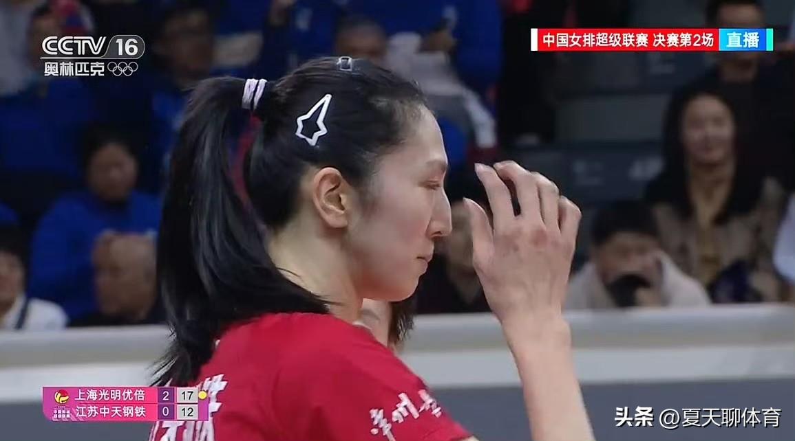 可怜的吴梦洁啊[流泪][流泪]独木难支，还被上海女排重点追发，还拿了江苏女排全队