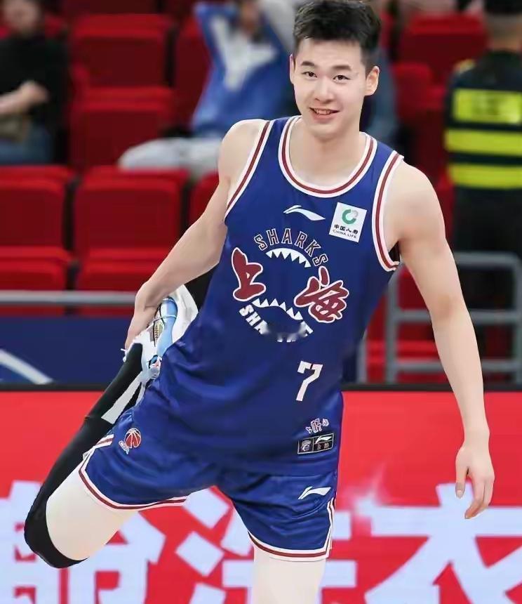 郭昊文最大的悲剧就是，明明只是一名普通队员，却被许多人吹捧为巨星级人物，每年都拿