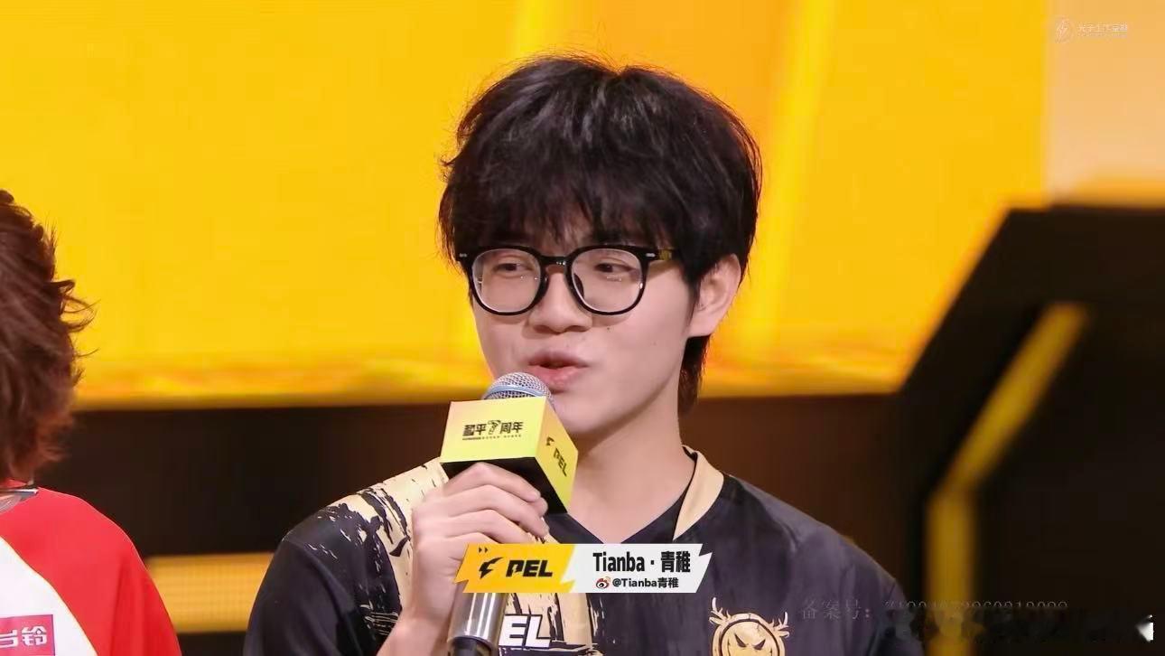 花花和青稚就像哪吒和敖丙这俩也太像哪吒敖丙了吧！一个热烈一个温柔，天生就该是一对