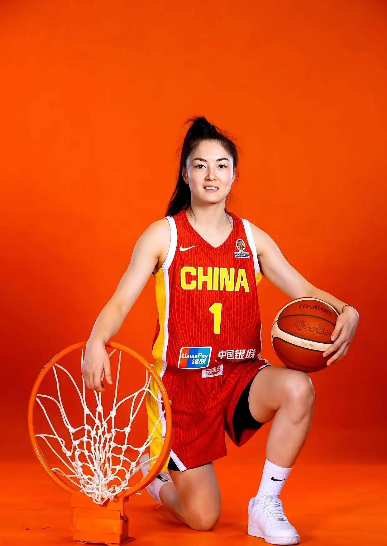 实在无人可用，只有“廖化”当先锋啦！不是说张曼曼最适应国家队，而是后卫线上真的无