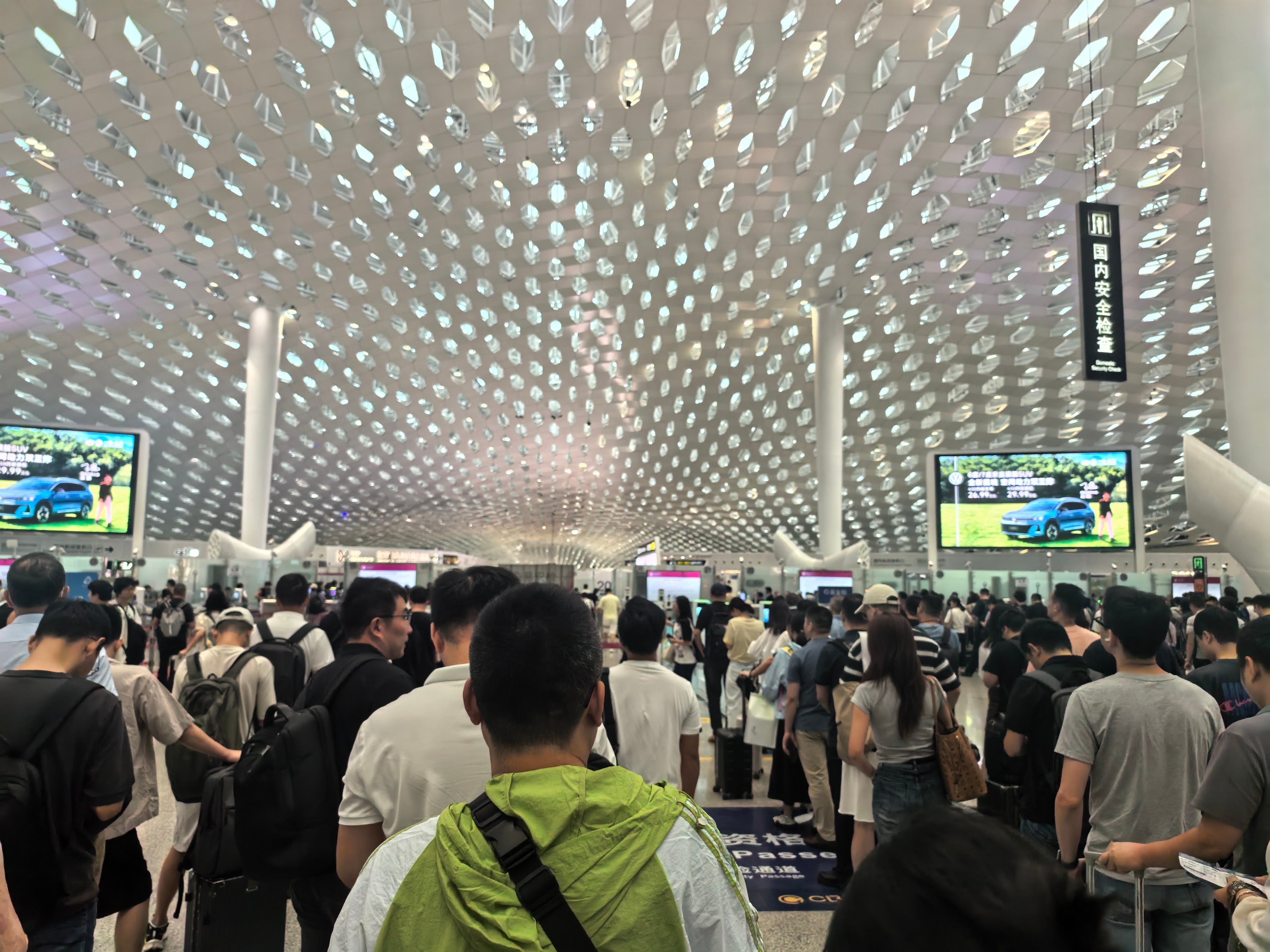来自深圳宝安机场的早高峰，感受一下。  ​​​