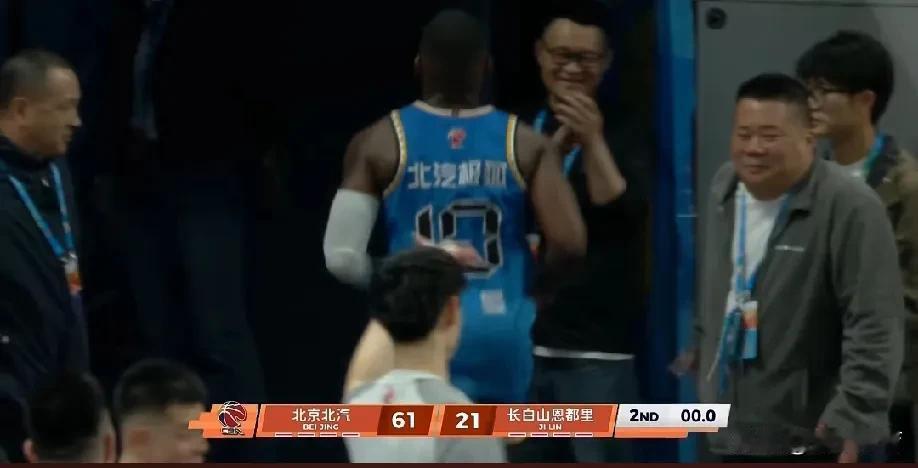 离谱，61:21，这是北京打吉林的半场比分，北京火力全开，打的吉林第一节仅得8分