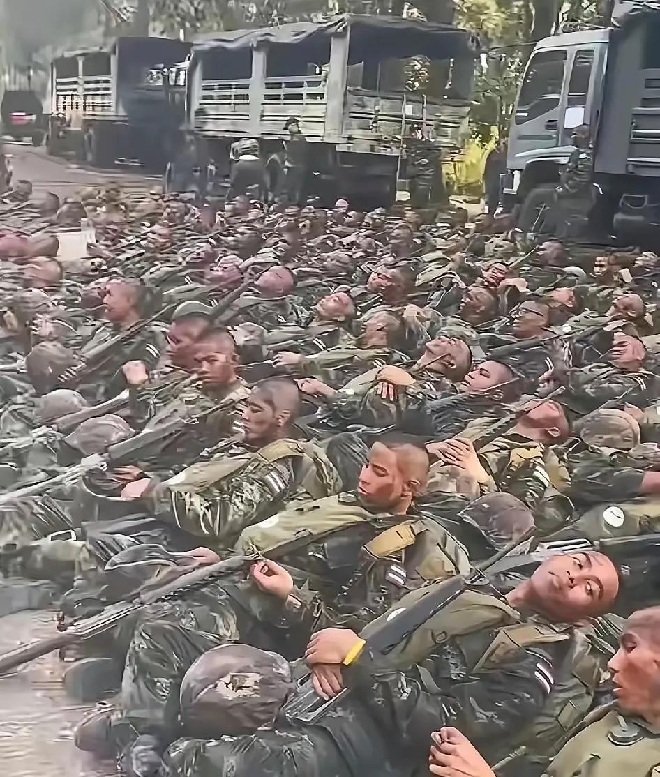 近几日泰柬战事频频，今天刷到从前线打仗撤下来的泰国士兵图，只见他们极度疲惫。由此