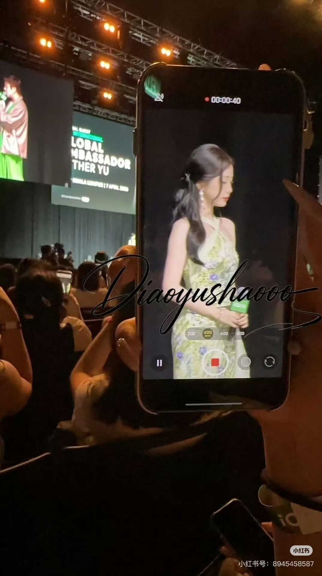 虞书欣垂眸生图虞书欣薄荷曼波裙虞书欣薄荷曼波裙，垂眸生图绝了，