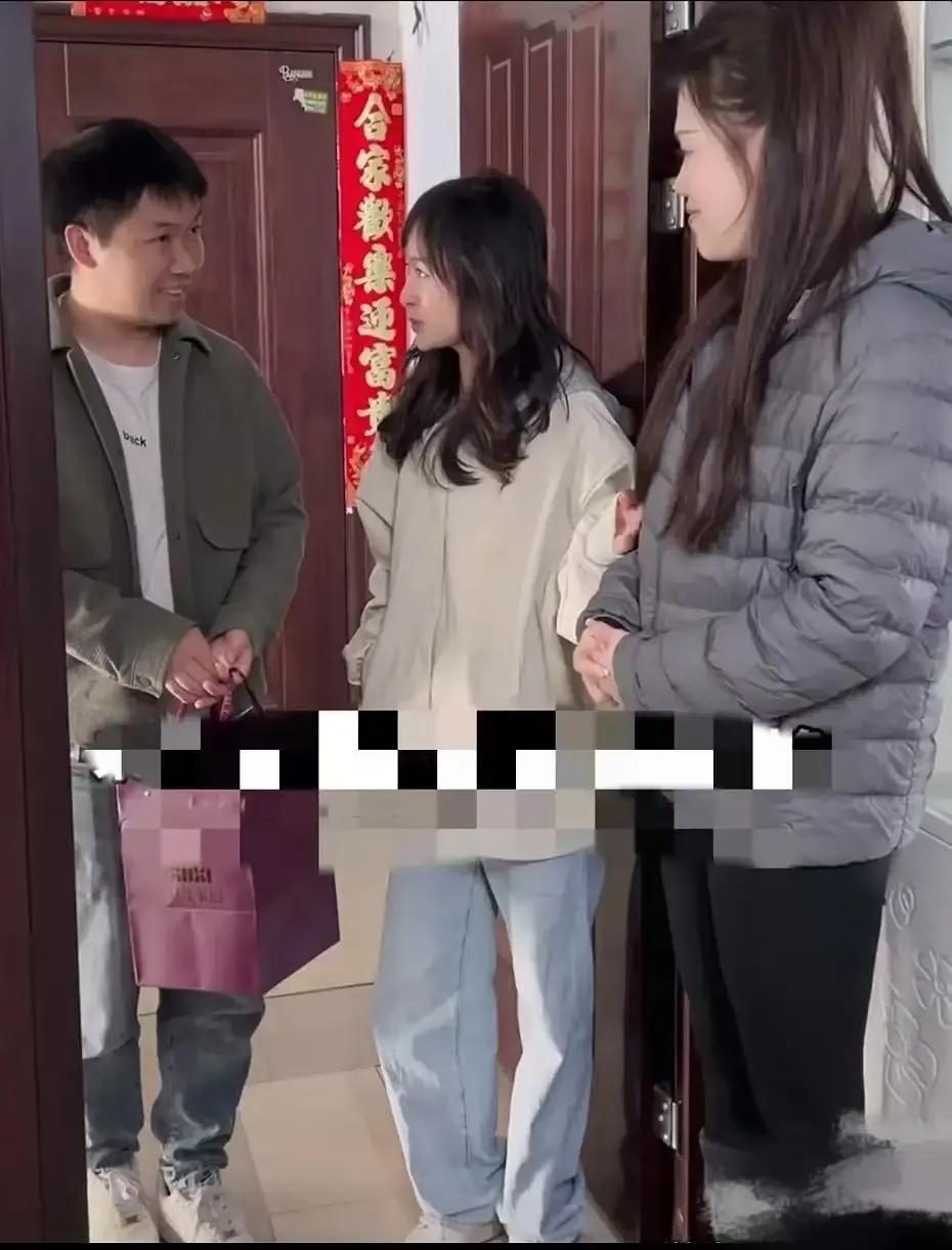 相亲花一千块买礼物，姑娘一句“没眼缘”就转身走人，小伙接下来的举动，让全网吵翻了