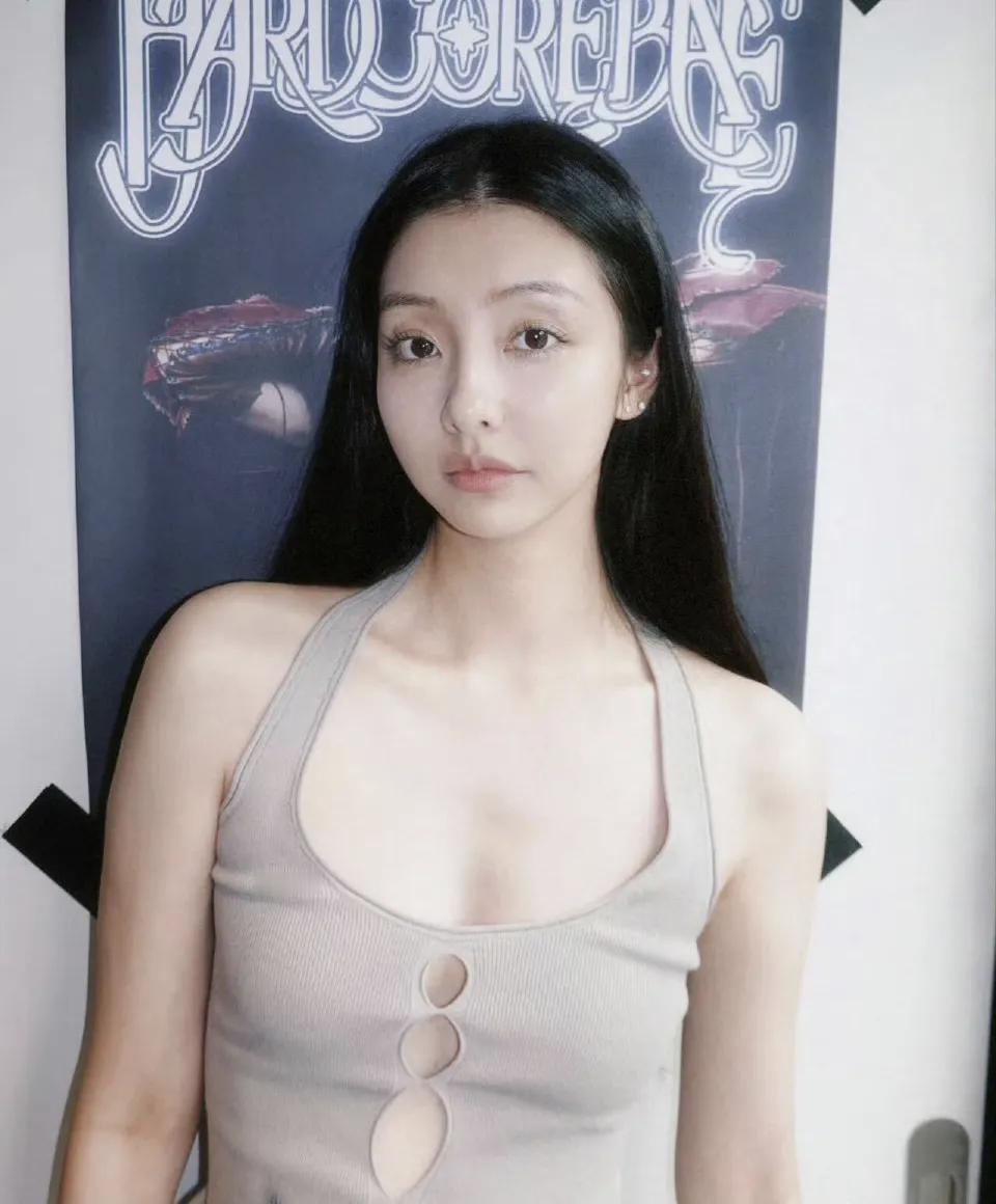 王思聪前女友豆得儿发文公开新恋情，两人的背影看起来挺般配的。网友说豆得儿和王思聪