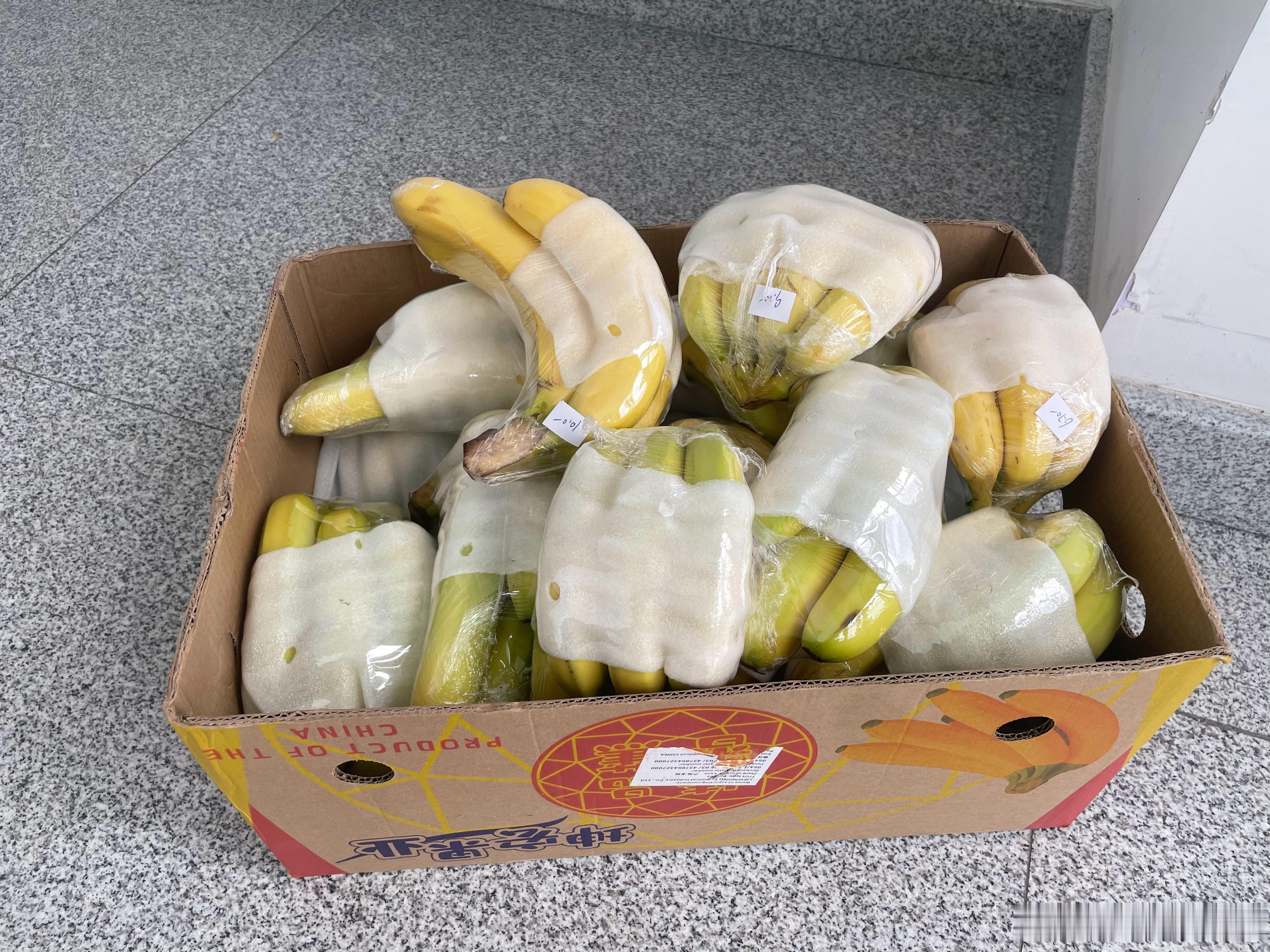 其实送水果的工作并不轻松，例如今天就送了两箱香蕉，两个超市各一箱，这就不需要用车