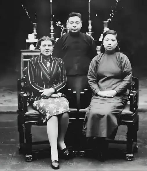 1948年，杨森之女杨郁文与表哥蒋经国、表嫂蒋方良的合影，当时她的丈夫竺培风刚刚