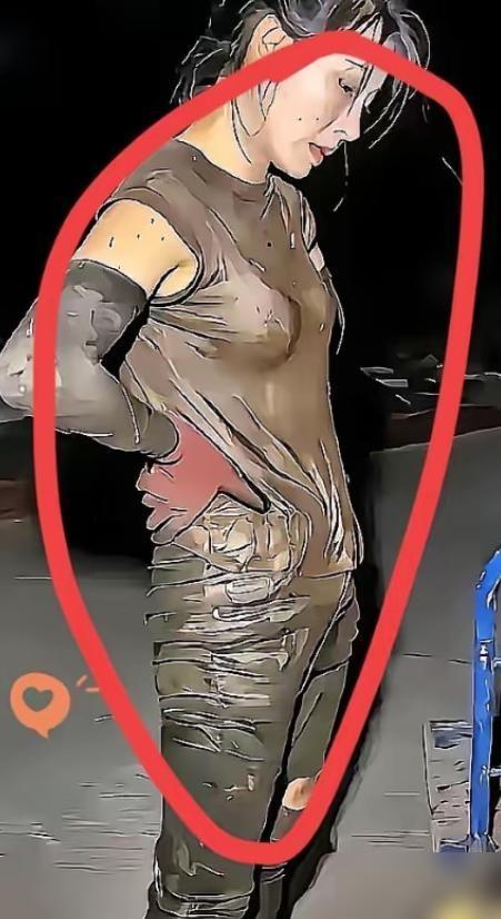 凌晨2点，安徽某村藕塘里，42岁的秀红弯腰在泥水中挖藕。

我前几年跑过五六年生
