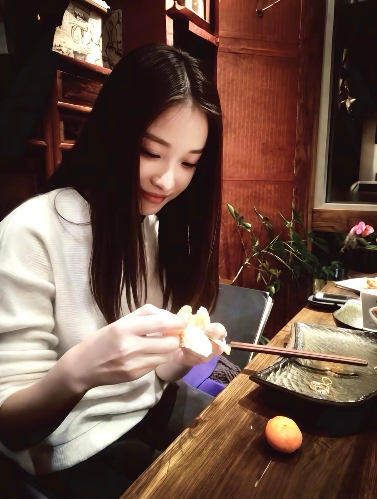 倪妮 姐姐今天活动顺利呀！好好休息！羡慕能去现场的宝宝😭多拍点照片回来呀🥹倪