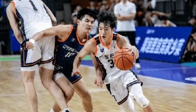 广东宏远这赛季开局可真是让人捏把汗两连败的战绩让球迷们都愁眉不展。不过杜锋教练透