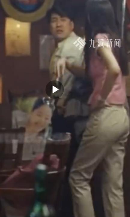 安徽黄山，男子同朋友就餐，邻桌年轻美女前来敬酒，要求拼桌一起喝。男子果断拒绝！