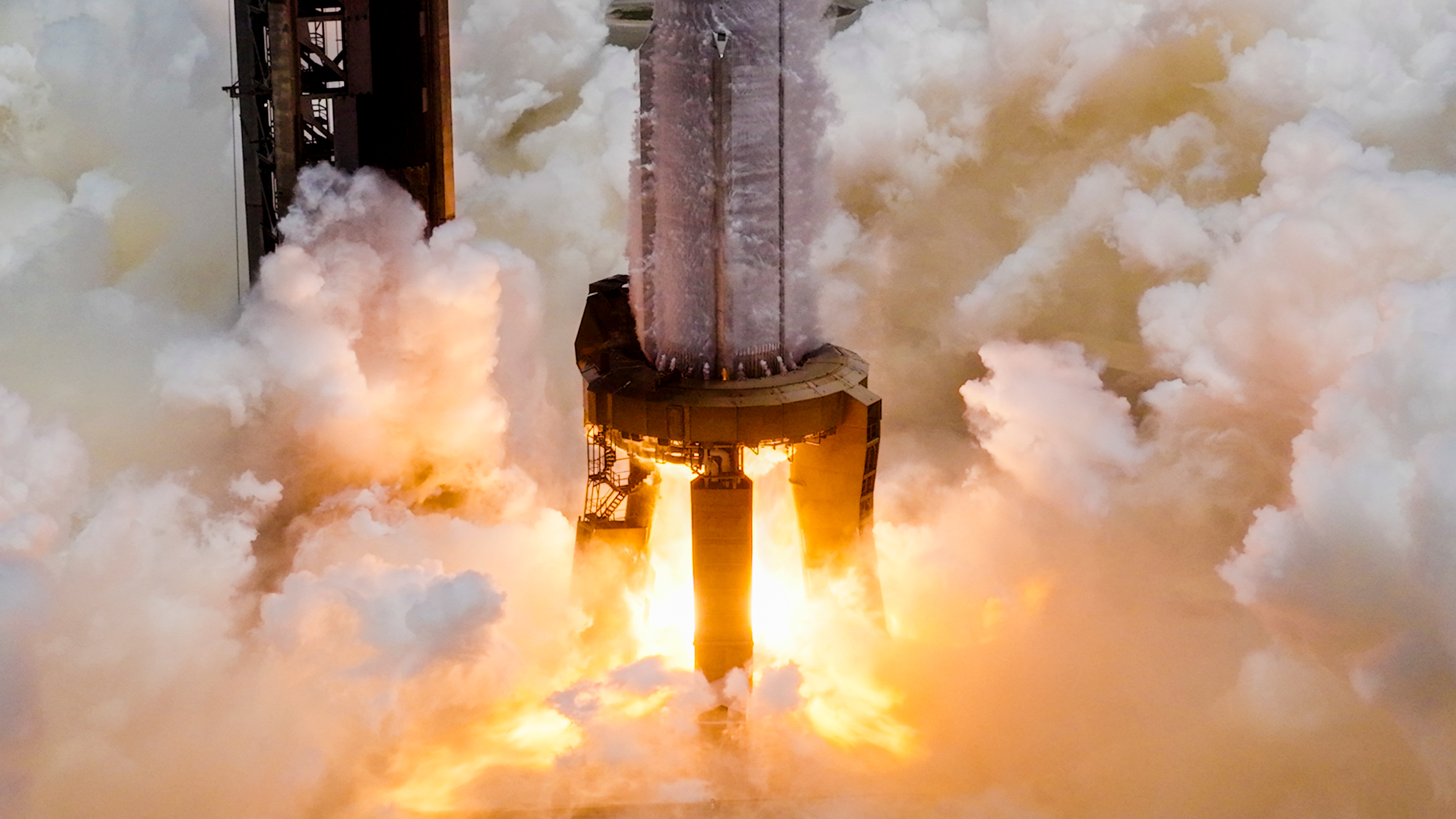 6月7日，SpaceX完成了星舰10飞超重型助推器33台猛禽发动机的全时静态点火