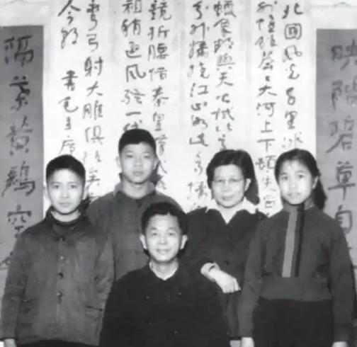 1982年，一对走过40年革命岁月的夫妻坚决离了婚。没有恩怨也没有出轨，最终输给