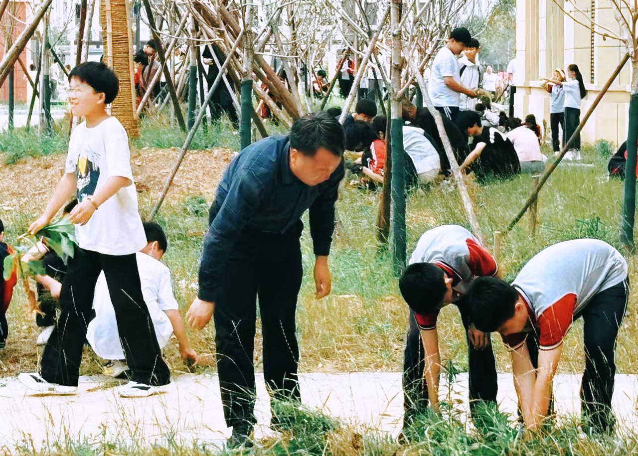 意义引导很重要。

老师带着学生打扫卫生，如果当成清扫，学生就会觉得劳累。当成习