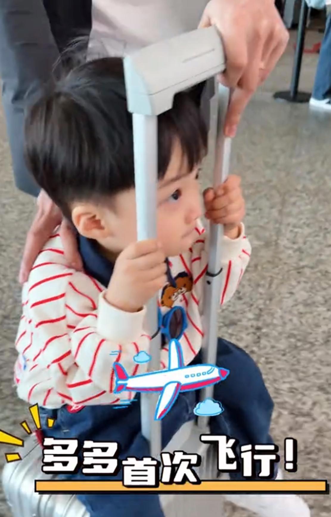 苏炳添妻子分享家庭合照，二儿子似父亲俊朗，林艳芳初恋容貌迷人 ​​​