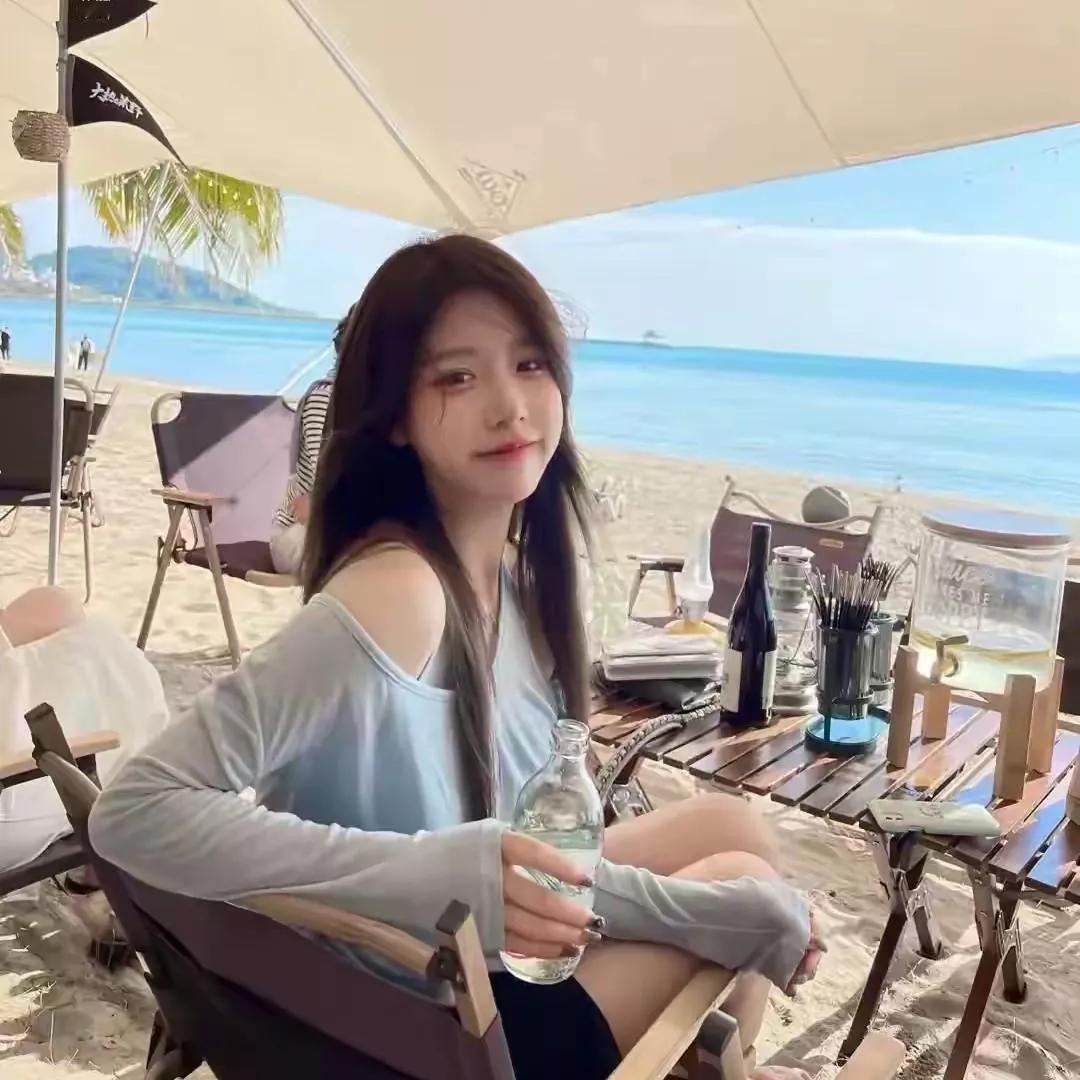 海风吹动你的发梢，我轻轻为你拨响心弦海风长发共浪漫 海风晚风 海风拂心潮 晚风吹