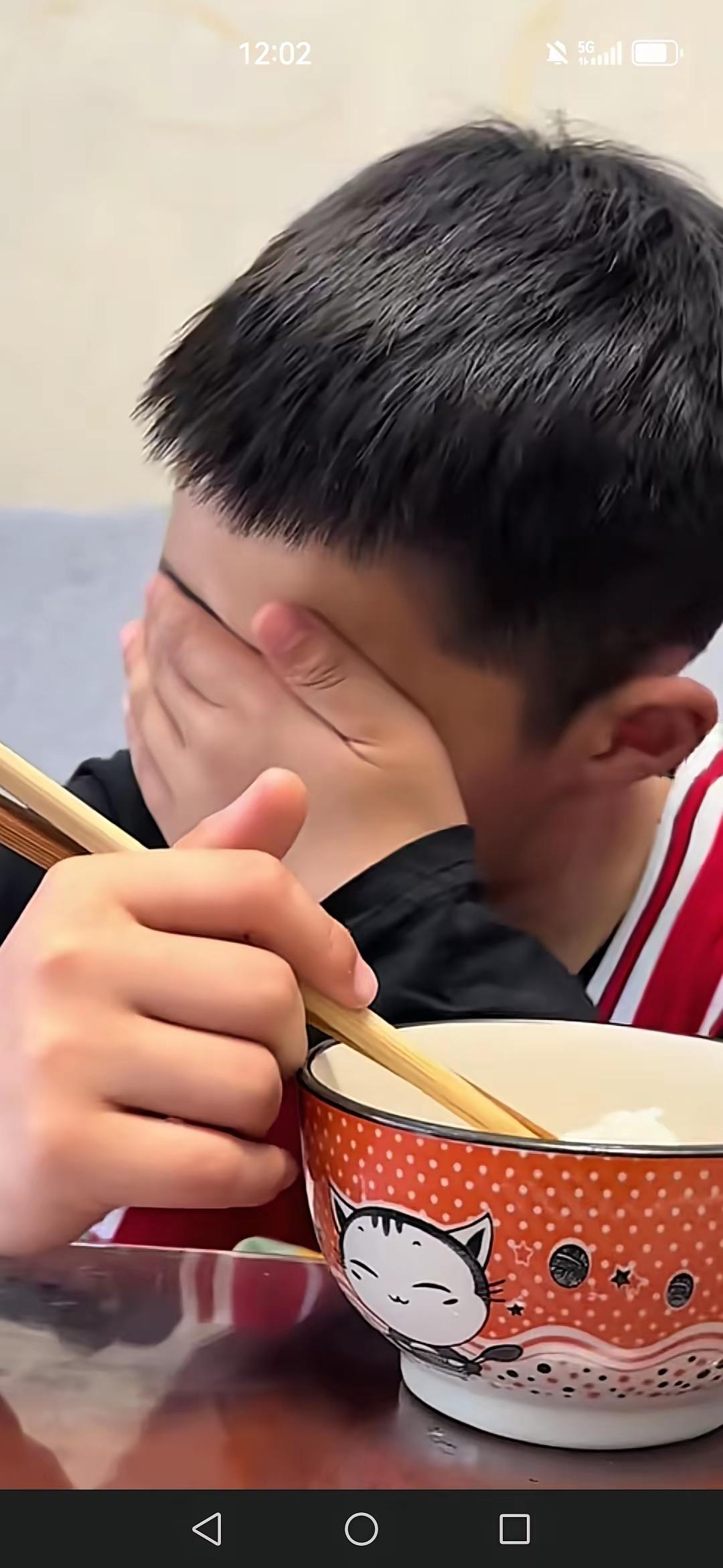 泪崩！崩不住了，单亲妈妈给儿子10块钱，让他坐车回来，儿子没坐车，步行一个多小时