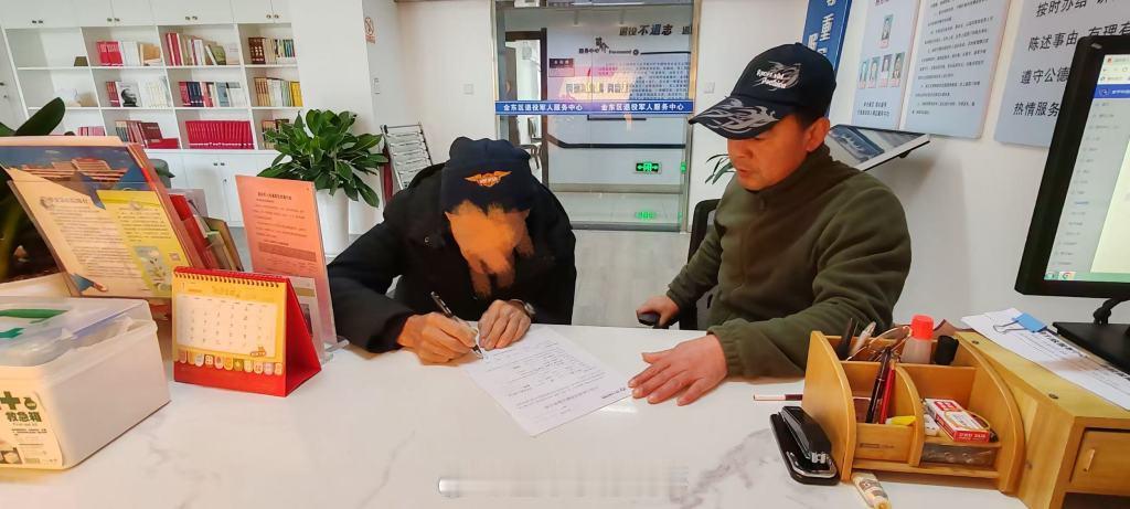 金华八旬老兵续写生命大爱篇章 近日，浙江金华。金东区岭下镇包村，八旬参战老兵吕老
