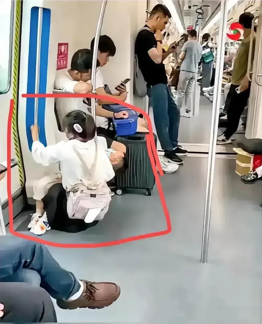 先代年轻人素质堪忧！
一位妈妈抱着孩子坐地铁，旁边年轻人视若无睹，甚至刻意避开，