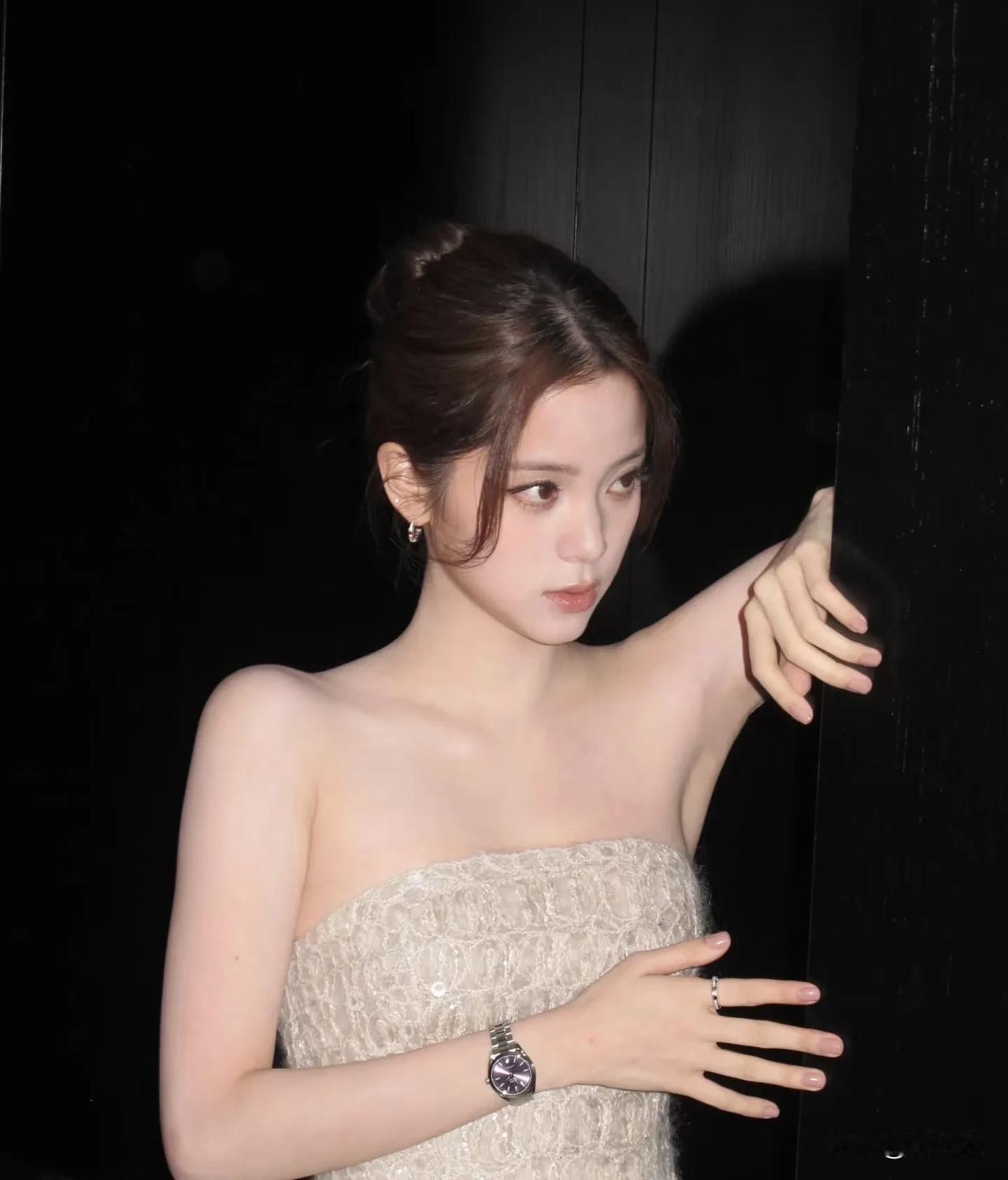 欧阳娜娜好惨，所以她为什么惨呢，因为有她的粉丝说，因为她啥也不干和玩的关系好的年