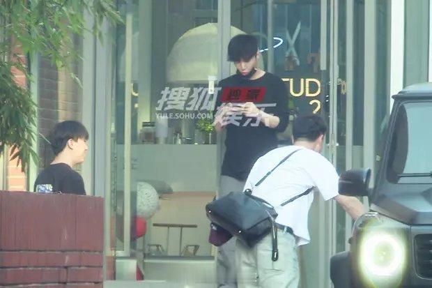 张艺兴录音棚下班，出门时低头看手机路透图 ​​​