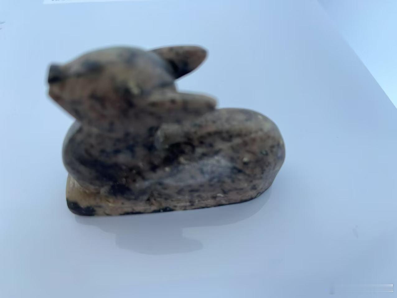 每周鉴赏收藏精品之红山玉鹿（2）        从做工方面看，最基础的特点有两个