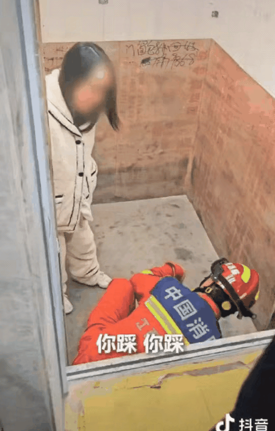 这个消防员火到人民日报！江西萍乡，消防员接到通知，说一女子被困电梯，但他们破门后