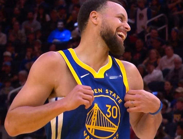 你们看见库里刚才的战斧劈扣了吗 