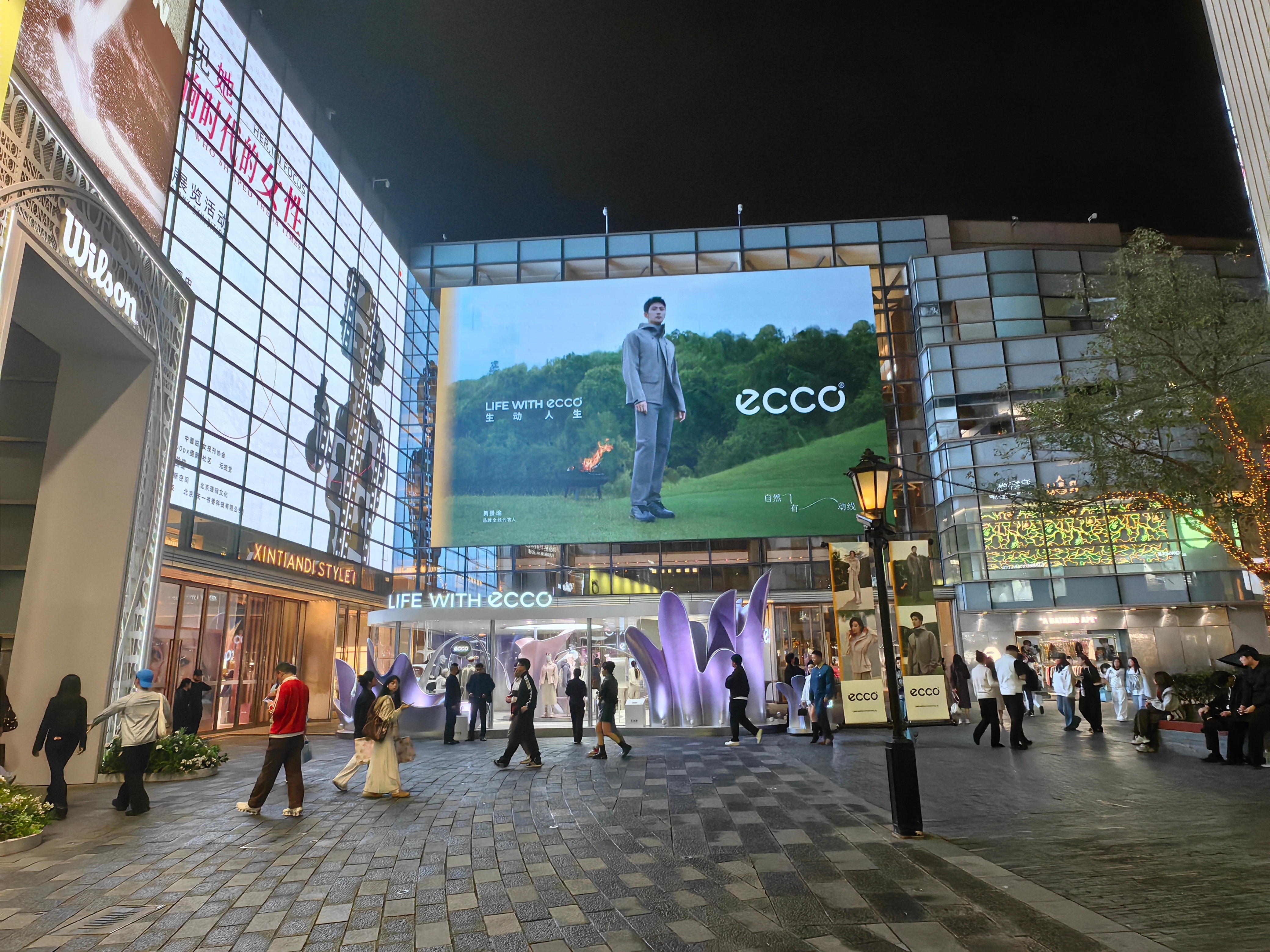 下班顺道过来打个卡明天线下活动的现场已就位有好大的黄景瑜ecco品牌全线代言人 