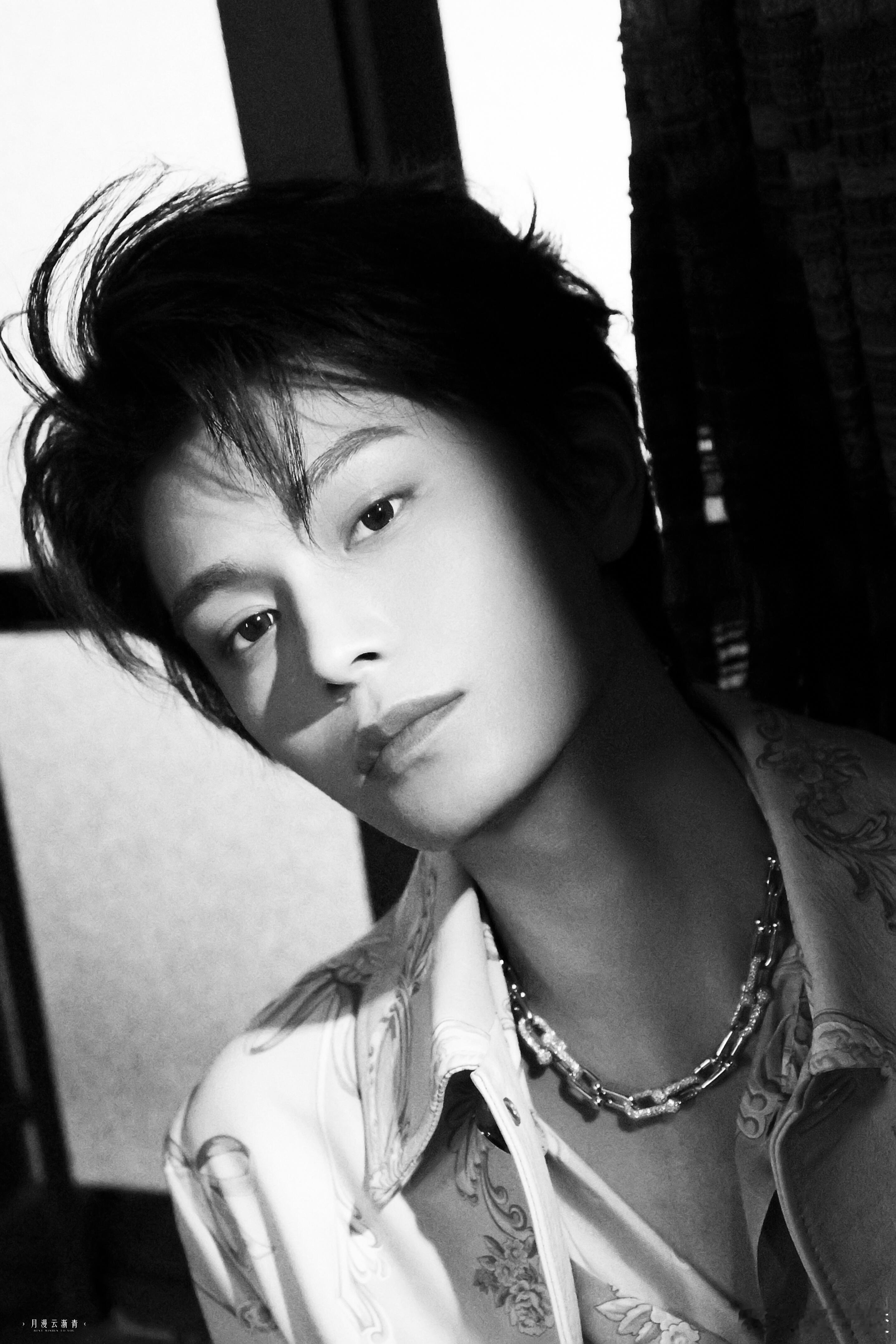 丁禹兮  兮兮宝宝怎么有大V领口呀！每日一张都可以拿来当壁纸的程度。丁禹兮｜ 