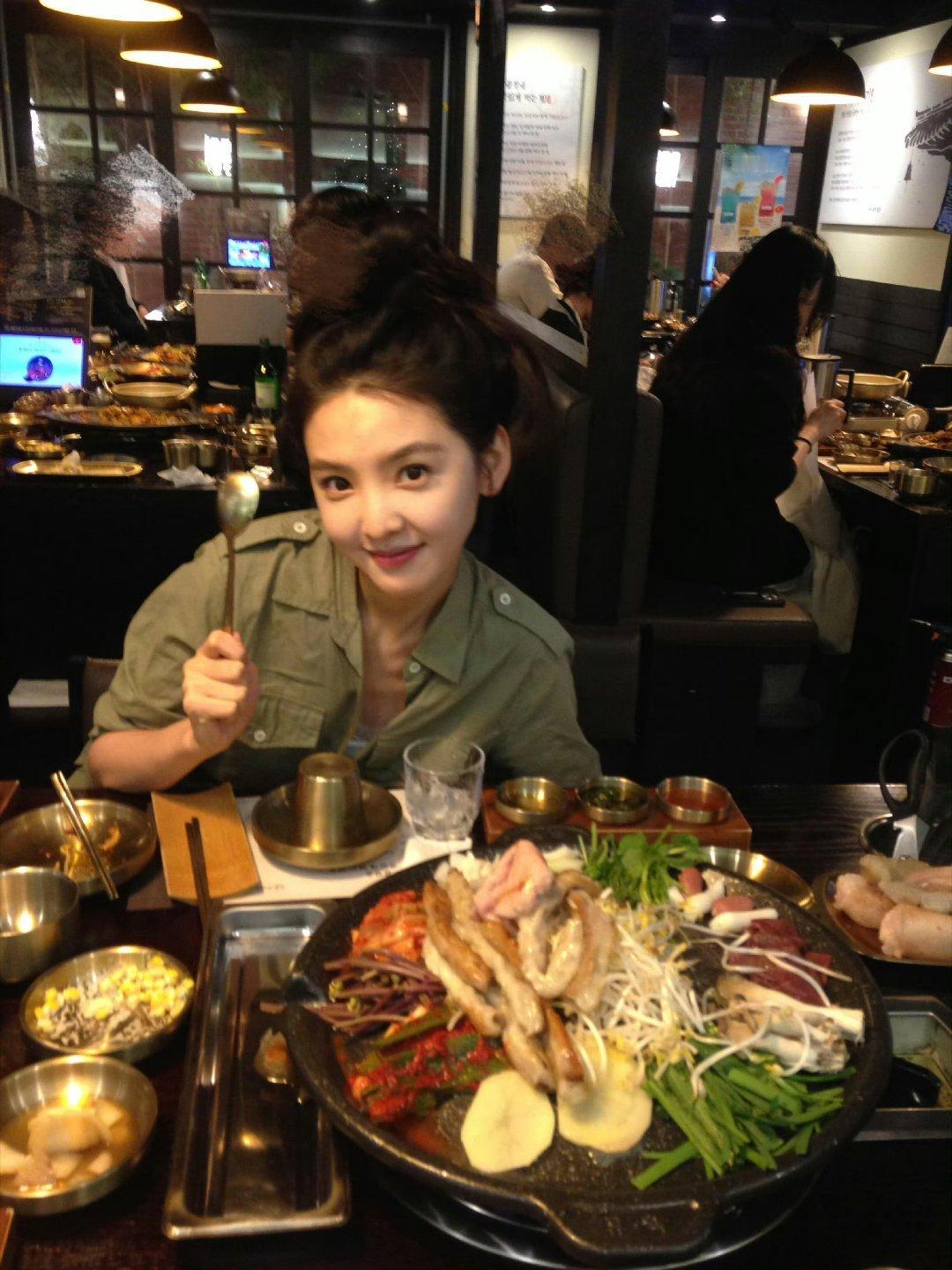 章若楠吃饭拍照姿势喜欢生活感满满的章若楠学起来 明媚宝宝 