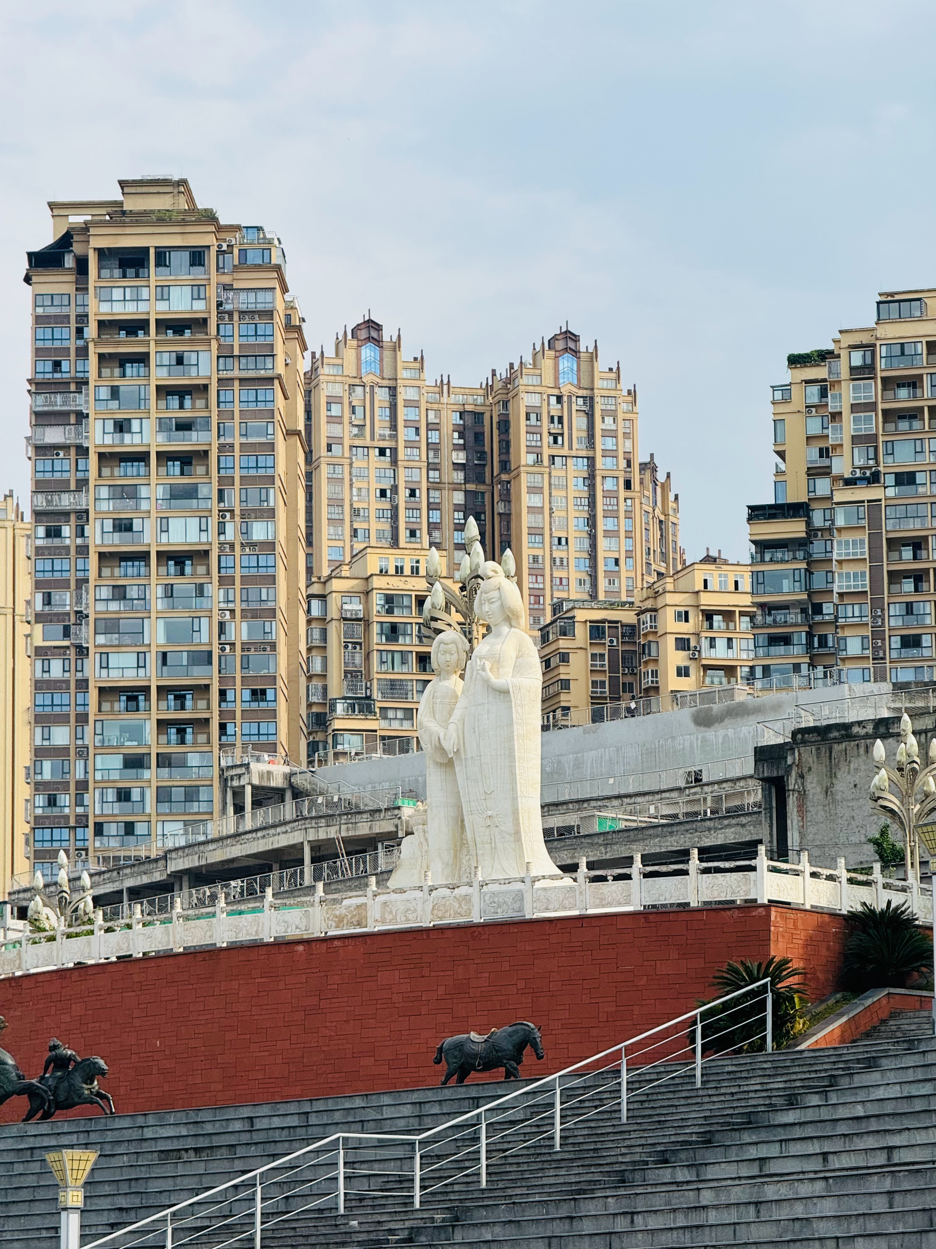 第一次来合江，也是一个神奇的地方。满城的绿化树种就是荔枝，有的已经长得非常粗了。