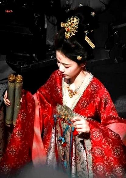 拍完《唐宫奇案》最后一场打戏，白鹿扶着柱子大口喘气。

她跟导演说，这可能是自己