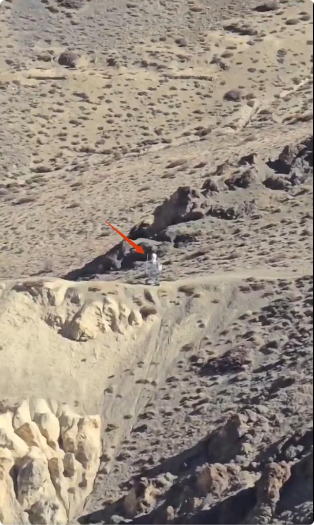 中印边境，三哥拍摄到了中国一侧有一个机器人在站岗！

最在网上看到，一段印度士兵