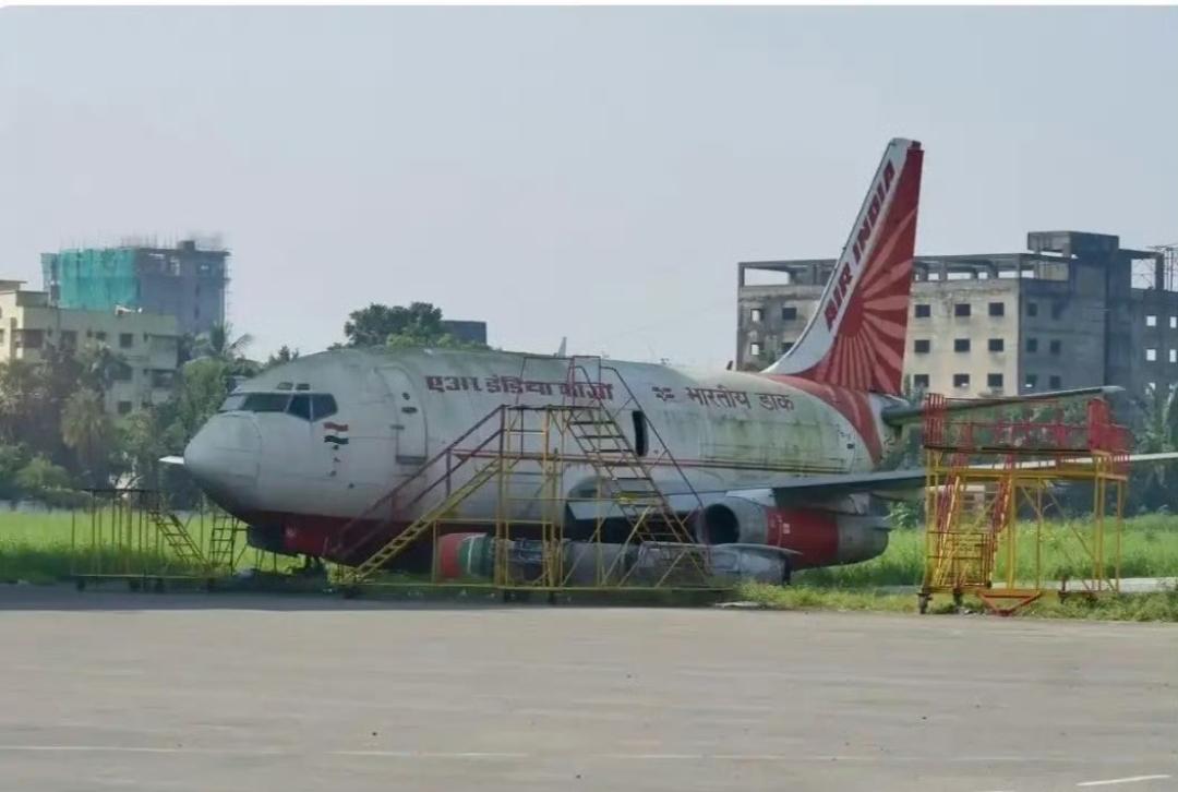 印度三哥又闹笑话，一架体型巨大的波音737客机，被印度航空停放在机场角落，然后就