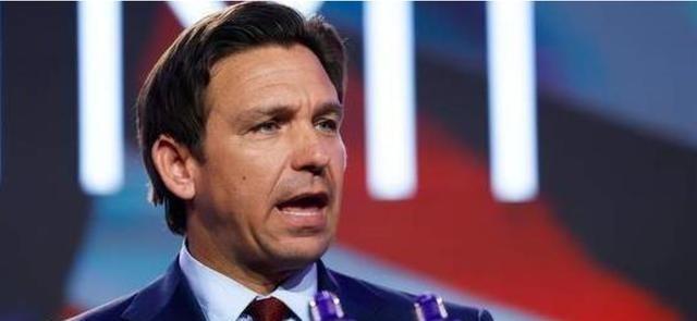 美国反华派认为，中国现政府跟清政府差不多，专制腐败，中国的所谓辉煌都是吹出来，中