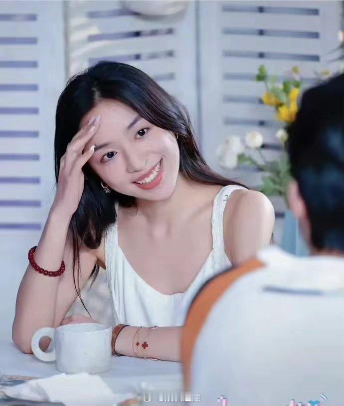 《心动7》翁青雅伦敦被偶遇！真人妆很浓，开宾利，家庭富到惊人 